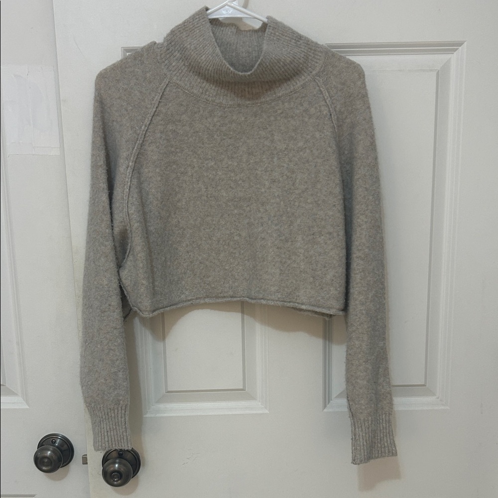 Urban Outfitters Crop Turtleneck Sweater size medium tan beige